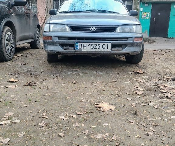 Серый Тойота Королла, объемом двигателя 1.3 л и пробегом 300 тыс. км за 1100 $, фото 1 на Automoto.ua