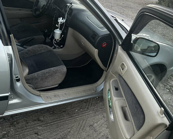 Серый Тойота Королла, объемом двигателя 1.6 л и пробегом 390 тыс. км за 2000 $, фото 4 на Automoto.ua