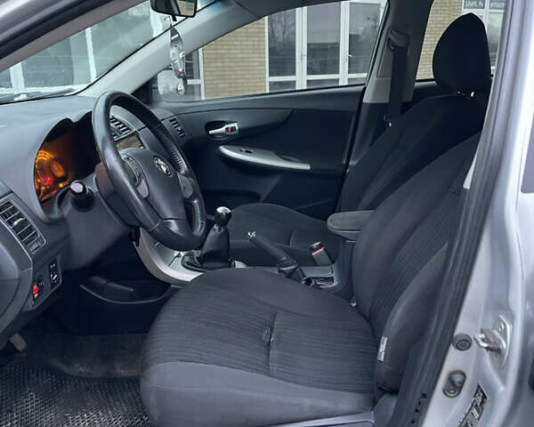 Серый Тойота Королла, объемом двигателя 1.6 л и пробегом 255 тыс. км за 5800 $, фото 7 на Automoto.ua