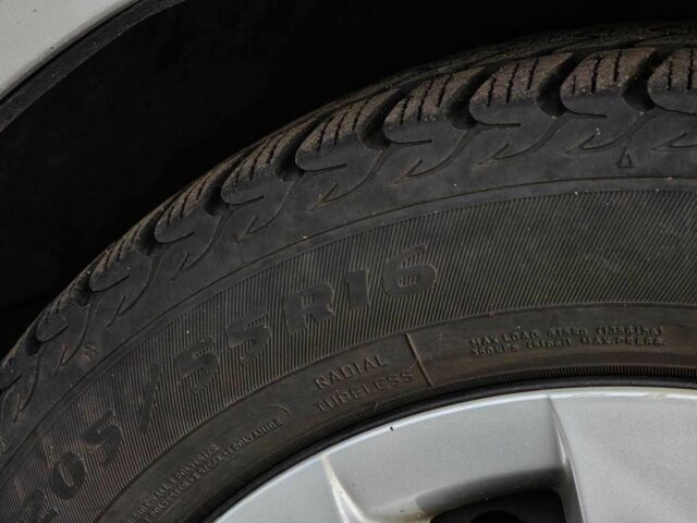 Серый Тойота Королла, объемом двигателя 1.6 л и пробегом 251 тыс. км за 6690 $, фото 4 на Automoto.ua