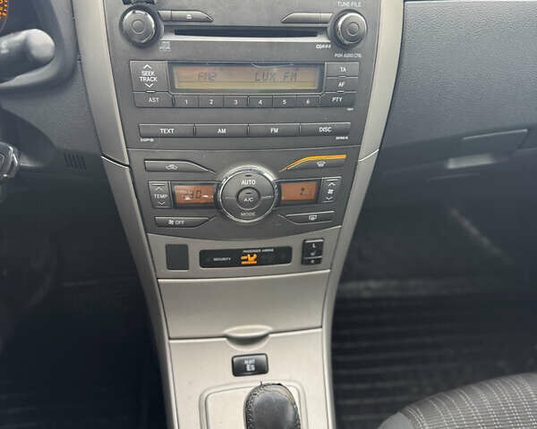 Серый Тойота Королла, объемом двигателя 1.6 л и пробегом 170 тыс. км за 5400 $, фото 12 на Automoto.ua