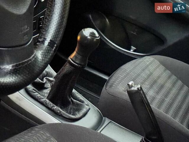 Серый Тойота Королла, объемом двигателя 1.6 л и пробегом 165 тыс. км за 7250 $, фото 16 на Automoto.ua