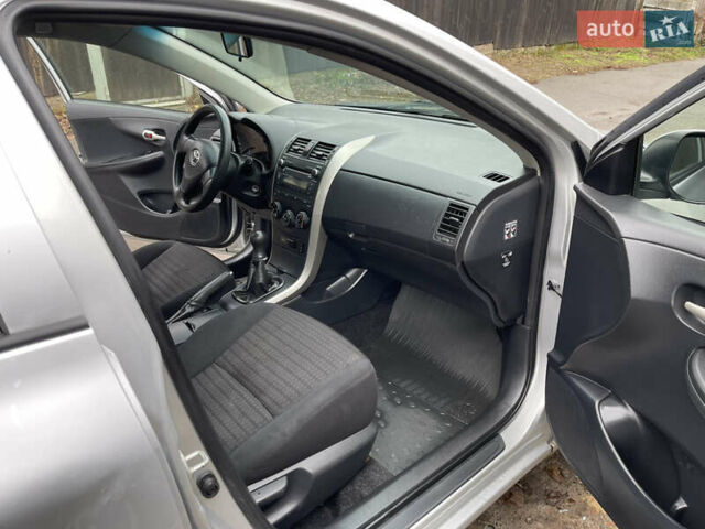 Сірий Тойота Королла, об'ємом двигуна 1.6 л та пробігом 236 тис. км за 3999 $, фото 8 на Automoto.ua