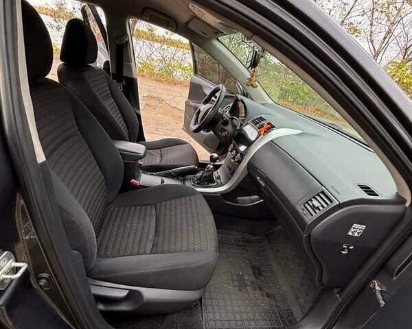 Сірий Тойота Королла, об'ємом двигуна 1.3 л та пробігом 253 тис. км за 7500 $, фото 19 на Automoto.ua