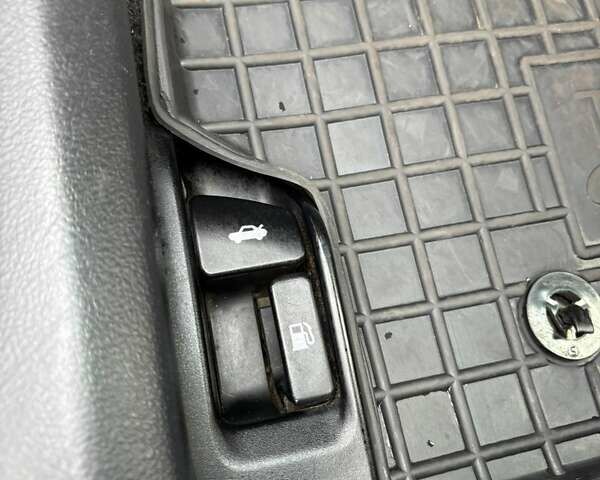 Сірий Тойота Королла, об'ємом двигуна 1.3 л та пробігом 253 тис. км за 7500 $, фото 31 на Automoto.ua