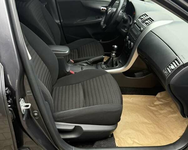 Серый Тойота Королла, объемом двигателя 1.33 л и пробегом 235 тыс. км за 7850 $, фото 21 на Automoto.ua