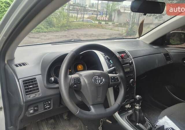 Серый Тойота Королла, объемом двигателя 1.6 л и пробегом 235 тыс. км за 7200 $, фото 3 на Automoto.ua