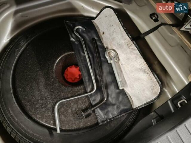 Сірий Тойота Королла, об'ємом двигуна 1.33 л та пробігом 147 тис. км за 9000 $, фото 17 на Automoto.ua