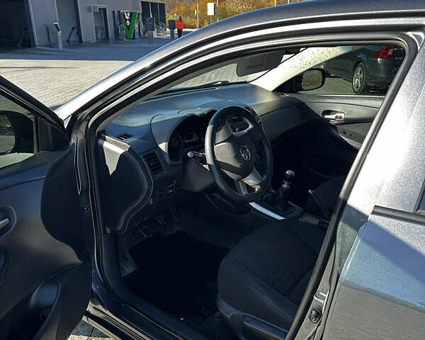 Серый Тойота Королла, объемом двигателя 1.6 л и пробегом 173 тыс. км за 8500 $, фото 6 на Automoto.ua