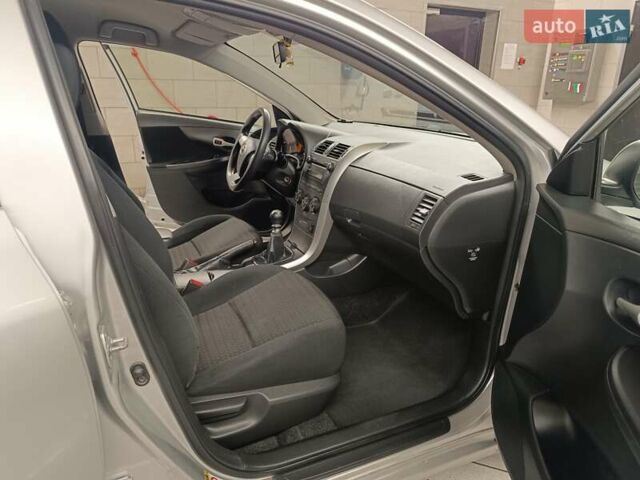 Сірий Тойота Королла, об'ємом двигуна 1.33 л та пробігом 147 тис. км за 9000 $, фото 27 на Automoto.ua