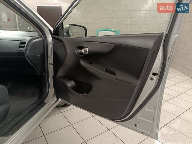 Сірий Тойота Королла, об'ємом двигуна 1.33 л та пробігом 147 тис. км за 9000 $, фото 26 на Automoto.ua