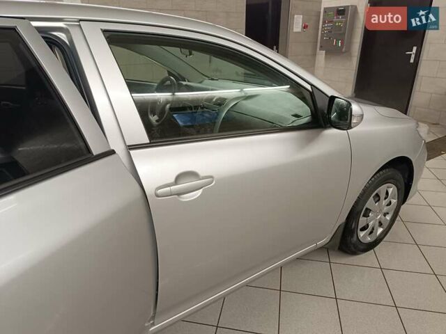 Сірий Тойота Королла, об'ємом двигуна 1.33 л та пробігом 147 тис. км за 9000 $, фото 25 на Automoto.ua