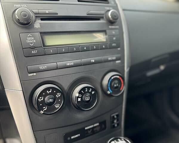 Серый Тойота Королла, объемом двигателя 1.6 л и пробегом 174 тыс. км за 10000 $, фото 12 на Automoto.ua