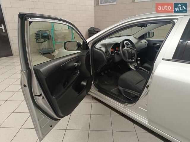 Сірий Тойота Королла, об'ємом двигуна 1.33 л та пробігом 147 тис. км за 9000 $, фото 4 на Automoto.ua
