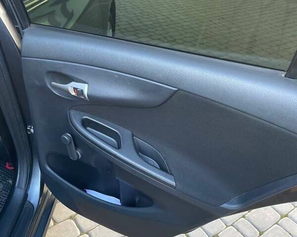 Сірий Тойота Королла, об'ємом двигуна 1.6 л та пробігом 180 тис. км за 10299 $, фото 24 на Automoto.ua