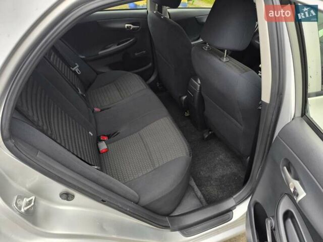 Сірий Тойота Королла, об'ємом двигуна 1.33 л та пробігом 250 тис. км за 6000 $, фото 2 на Automoto.ua