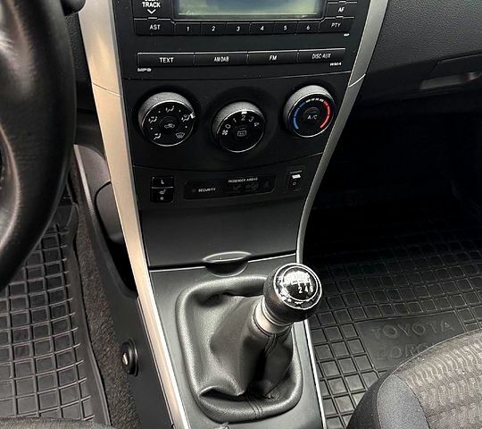 Серый Тойота Королла, объемом двигателя 1.6 л и пробегом 120 тыс. км за 9500 $, фото 8 на Automoto.ua