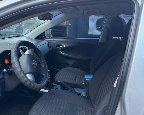 Сірий Тойота Королла, об'ємом двигуна 1.33 л та пробігом 223 тис. км за 8000 $, фото 5 на Automoto.ua