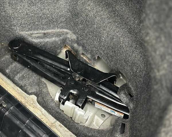 Серый Тойота Королла, объемом двигателя 1.6 л и пробегом 165 тыс. км за 11400 $, фото 18 на Automoto.ua