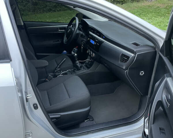 Сірий Тойота Королла, об'ємом двигуна 1.3 л та пробігом 43 тис. км за 12000 $, фото 14 на Automoto.ua