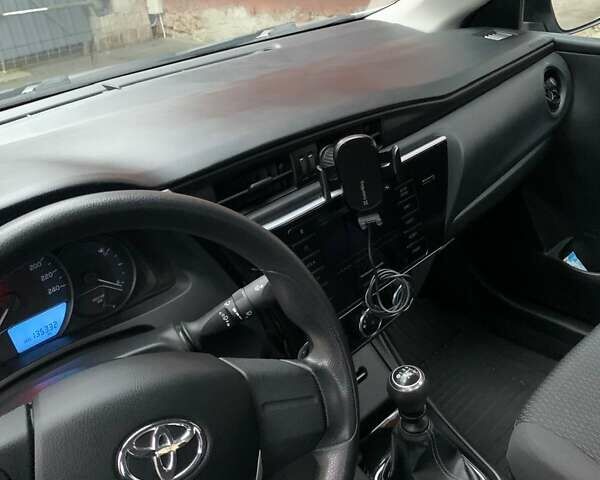 Серый Тойота Королла, объемом двигателя 1.3 л и пробегом 135 тыс. км за 10100 $, фото 10 на Automoto.ua