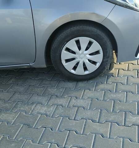 Серый Тойота Королла, объемом двигателя 1.33 л и пробегом 185 тыс. км за 13700 $, фото 1 на Automoto.ua