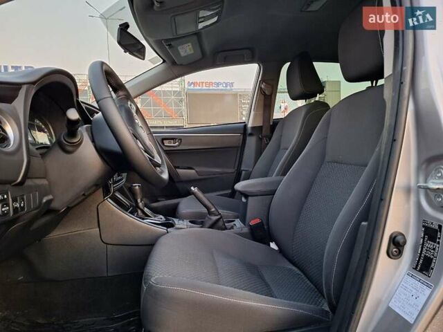 Серый Тойота Королла, объемом двигателя 1.6 л и пробегом 80 тыс. км за 15999 $, фото 6 на Automoto.ua