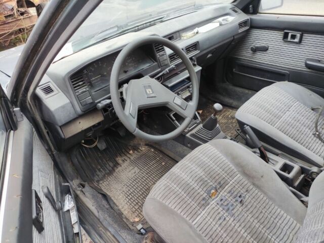 Серый Тойота Королла, объемом двигателя 1.3 л и пробегом 300 тыс. км за 238 $, фото 2 на Automoto.ua