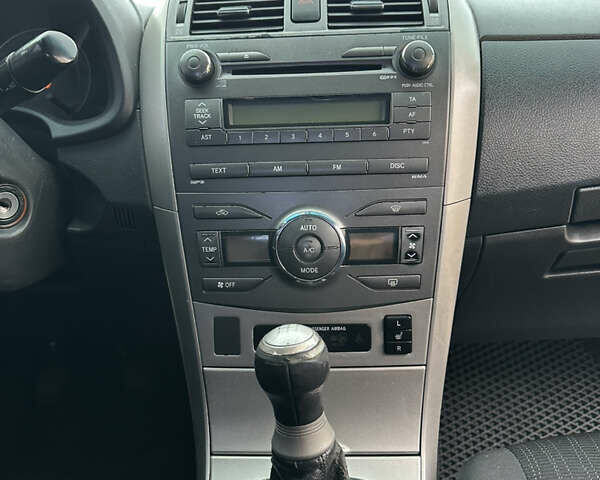 Синій Тойота Королла, об'ємом двигуна 1.6 л та пробігом 239 тис. км за 6900 $, фото 27 на Automoto.ua