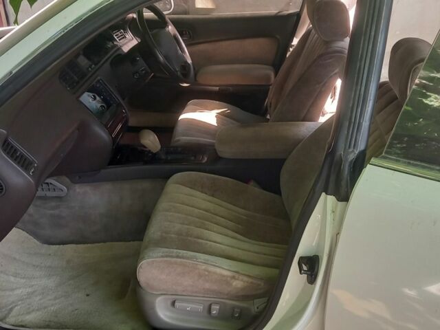 Белый Тойота Краун, объемом двигателя 2.5 л и пробегом 200 тыс. км за 3000 $, фото 6 на Automoto.ua