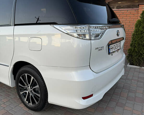 Білий Тойота Естіма, об'ємом двигуна 2.4 л та пробігом 130 тис. км за 16700 $, фото 6 на Automoto.ua