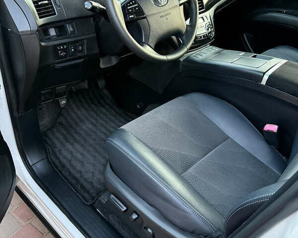 Білий Тойота Естіма, об'ємом двигуна 2.4 л та пробігом 130 тис. км за 16700 $, фото 44 на Automoto.ua