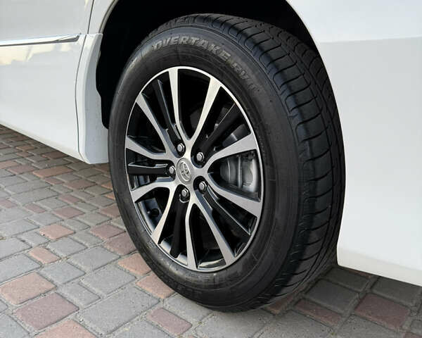 Білий Тойота Естіма, об'ємом двигуна 2.4 л та пробігом 130 тис. км за 16700 $, фото 12 на Automoto.ua