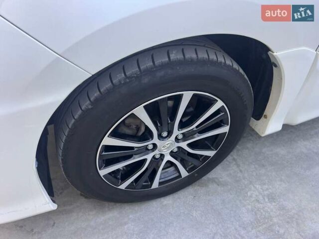 Белый Тойота Эстима, объемом двигателя 2.4 л и пробегом 52 тыс. км за 18850 $, фото 1 на Automoto.ua