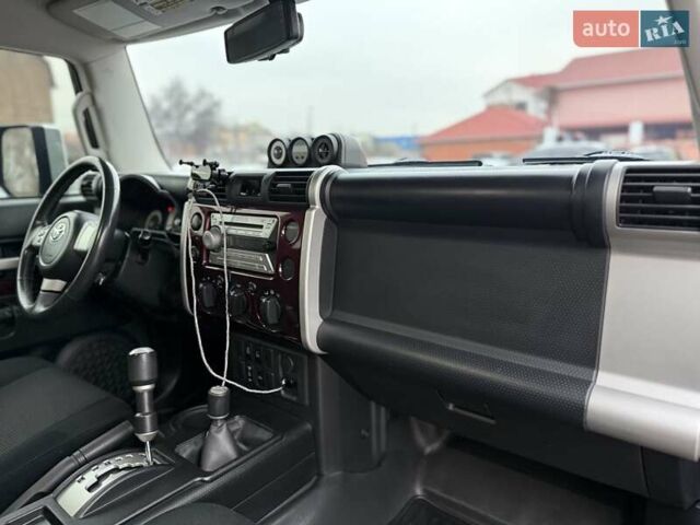 Белый Тойота ФЖ Крузер, объемом двигателя 3.96 л и пробегом 153 тыс. км за 23500 $, фото 18 на Automoto.ua