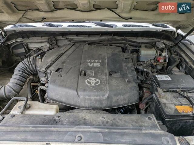 Белый Тойота ФЖ Крузер, объемом двигателя 4 л и пробегом 255 тыс. км за 21000 $, фото 21 на Automoto.ua