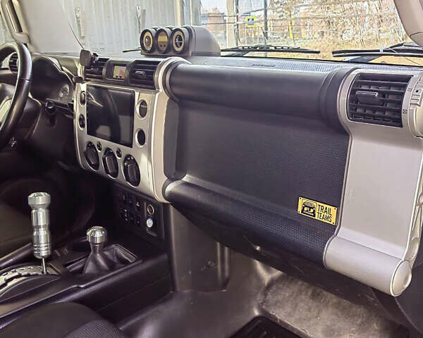 Белый Тойота ФЖ Крузер, объемом двигателя 4 л и пробегом 240 тыс. км за 18500 $, фото 7 на Automoto.ua