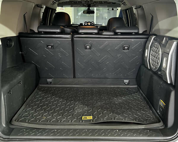 Белый Тойота ФЖ Крузер, объемом двигателя 4 л и пробегом 260 тыс. км за 24000 $, фото 10 на Automoto.ua