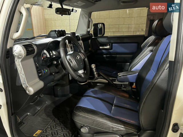 Белый Тойота ФЖ Крузер, объемом двигателя 4 л и пробегом 260 тыс. км за 24000 $, фото 9 на Automoto.ua