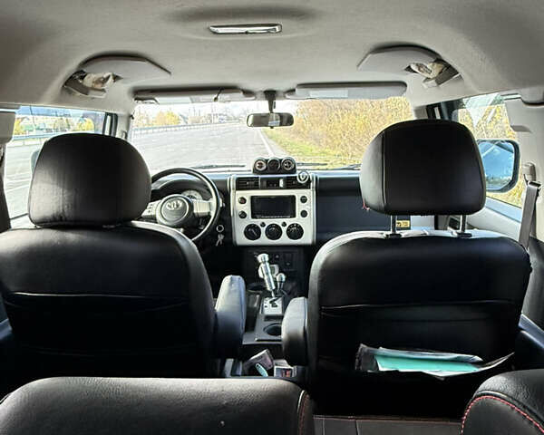 Белый Тойота ФЖ Крузер, объемом двигателя 3.96 л и пробегом 187 тыс. км за 25000 $, фото 7 на Automoto.ua