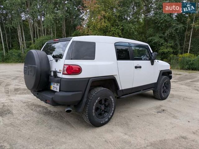 Белый Тойота ФЖ Крузер, объемом двигателя 4 л и пробегом 255 тыс. км за 21000 $, фото 7 на Automoto.ua