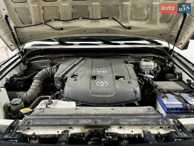 Белый Тойота ФЖ Крузер, объемом двигателя 4 л и пробегом 260 тыс. км за 24000 $, фото 11 на Automoto.ua