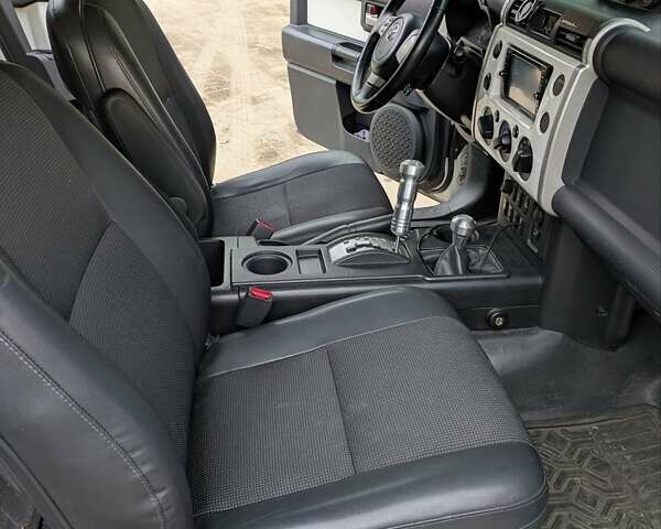 Белый Тойота ФЖ Крузер, объемом двигателя 4 л и пробегом 255 тыс. км за 21000 $, фото 10 на Automoto.ua