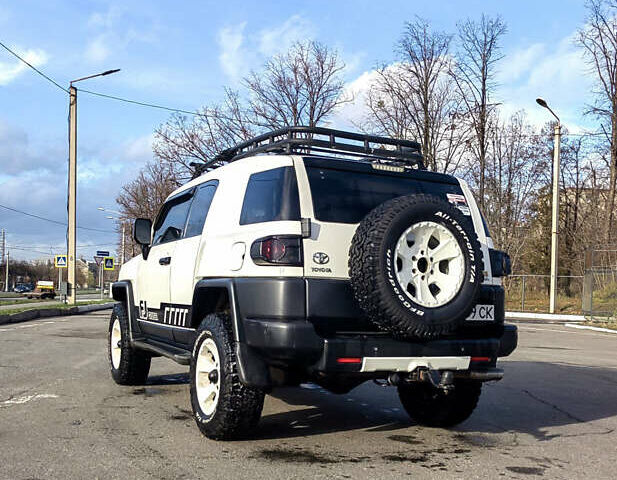 Белый Тойота ФЖ Крузер, объемом двигателя 4 л и пробегом 240 тыс. км за 18500 $, фото 5 на Automoto.ua