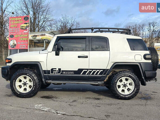 Белый Тойота ФЖ Крузер, объемом двигателя 4 л и пробегом 240 тыс. км за 18500 $, фото 4 на Automoto.ua