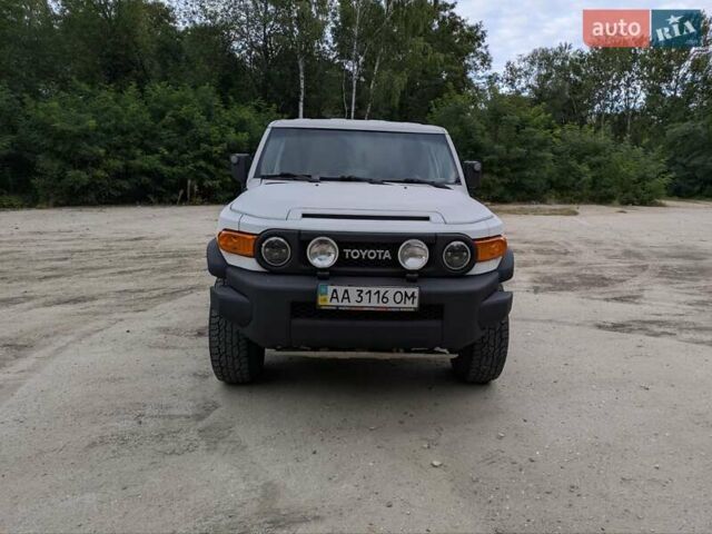 Белый Тойота ФЖ Крузер, объемом двигателя 4 л и пробегом 255 тыс. км за 21000 $, фото 3 на Automoto.ua