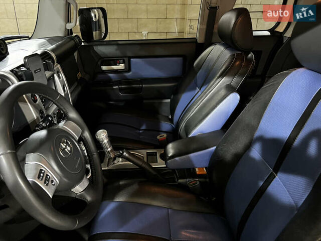 Белый Тойота ФЖ Крузер, объемом двигателя 4 л и пробегом 260 тыс. км за 24000 $, фото 8 на Automoto.ua