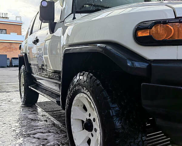 Белый Тойота ФЖ Крузер, объемом двигателя 4 л и пробегом 240 тыс. км за 18500 $, фото 14 на Automoto.ua