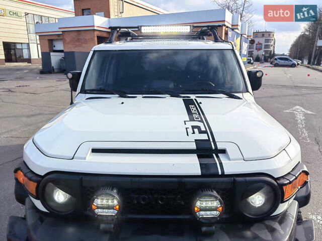 Белый Тойота ФЖ Крузер, объемом двигателя 4 л и пробегом 240 тыс. км за 18500 $, фото 1 на Automoto.ua