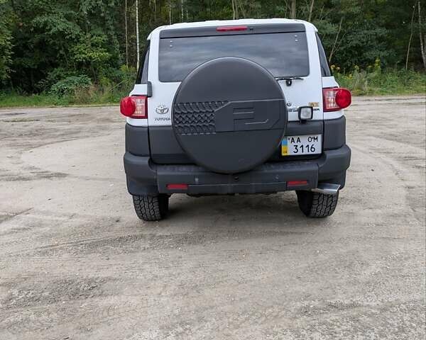 Белый Тойота ФЖ Крузер, объемом двигателя 4 л и пробегом 255 тыс. км за 21000 $, фото 8 на Automoto.ua